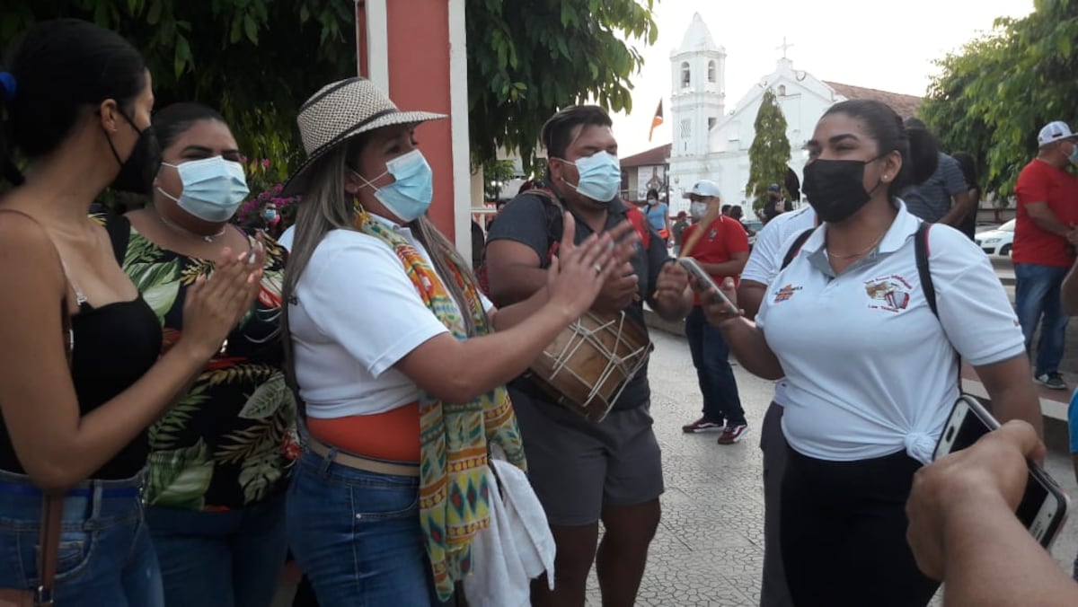 Músicos Santeños quieren trabajar. En la protesta le sacaron una tonada a Nito. Video