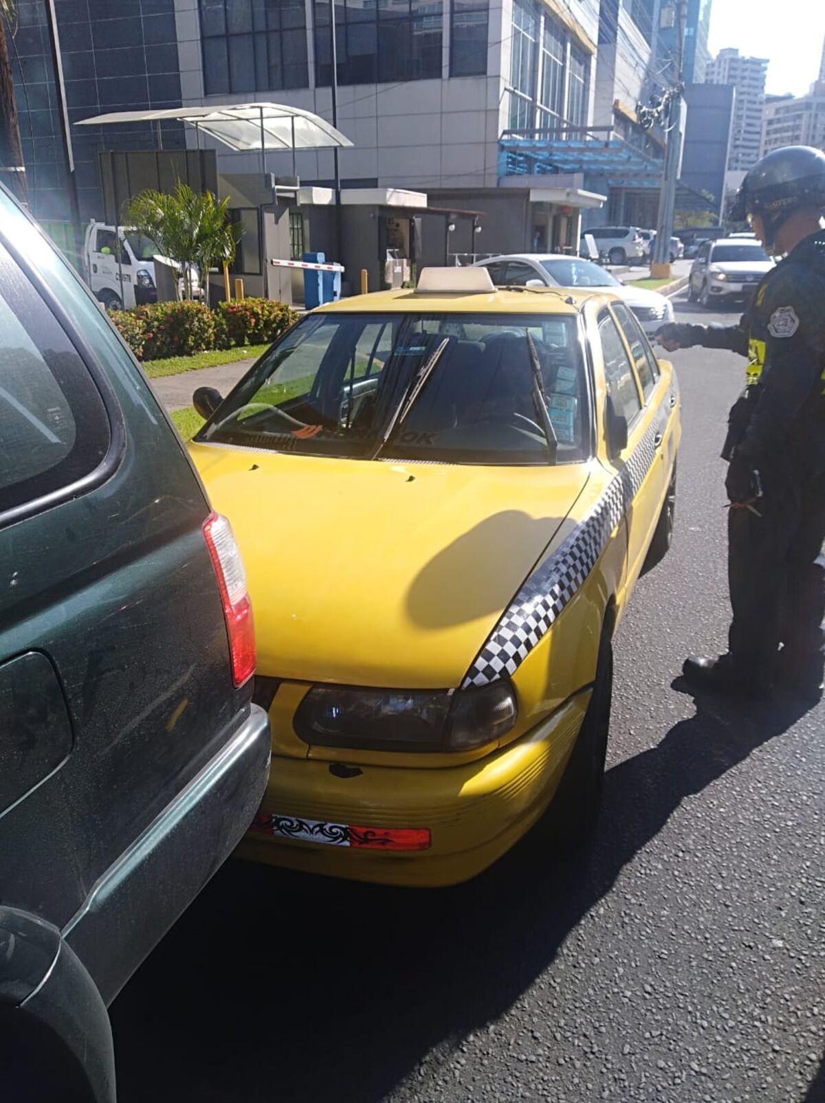 Taxista agrede a Policía de Tránsito y se da a la fuga. Lo capturan. Video