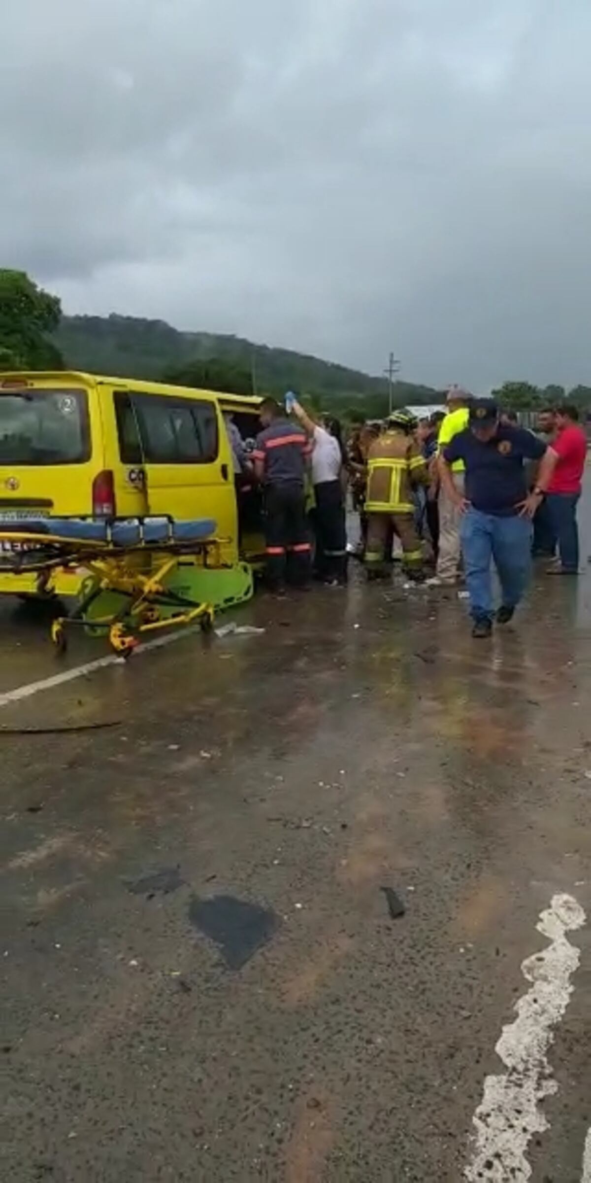 Fuerte colisión entre dos sedán y un  busito colegial deja a cinco personas lesionadas en Capira