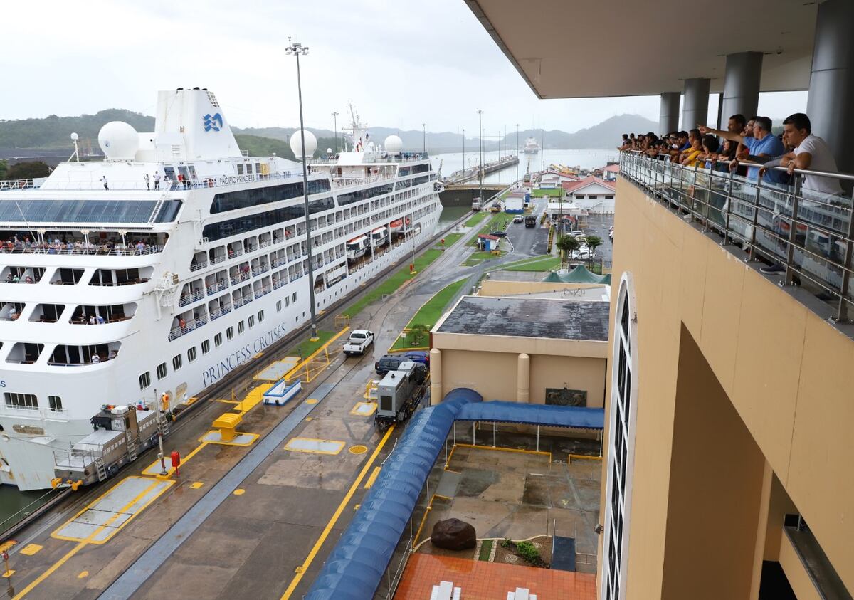 Pacific Princess cruza el Canal con 670 pasajeros