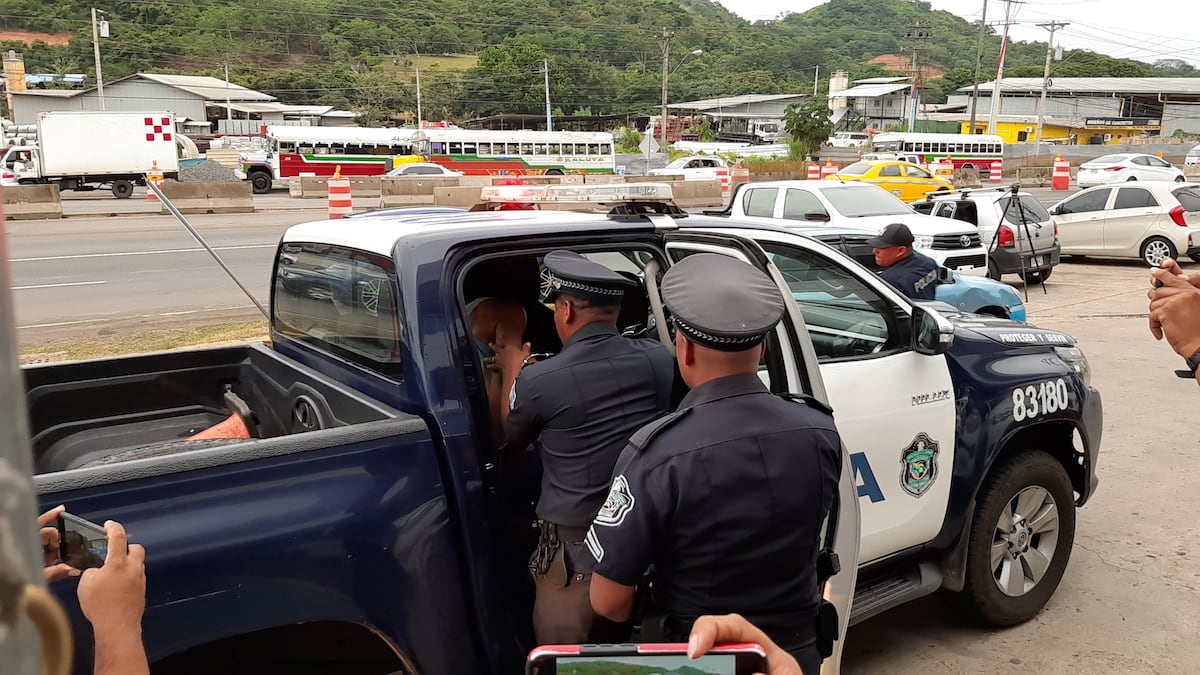 Imputan cargos por femicidio y robo agravado. Dio la alerta al ver en la galería las fotos de Lorena, la joven muerta