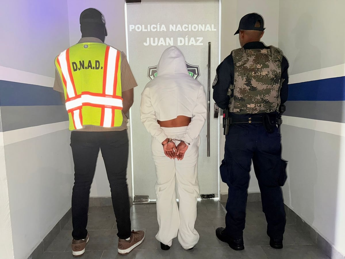 Maleta con pastillas rosadas y cuadro del Barca con droga caen en Tocumen