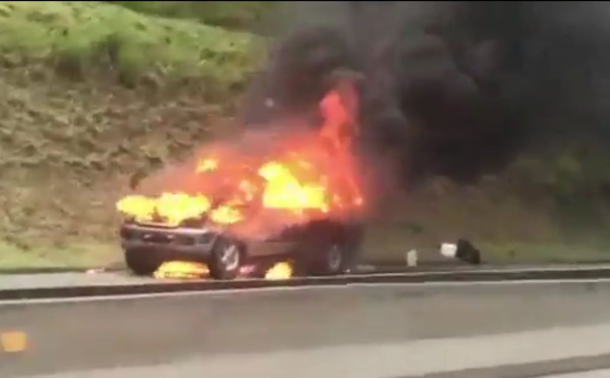 Así ardió en llamas un carro en la autopista