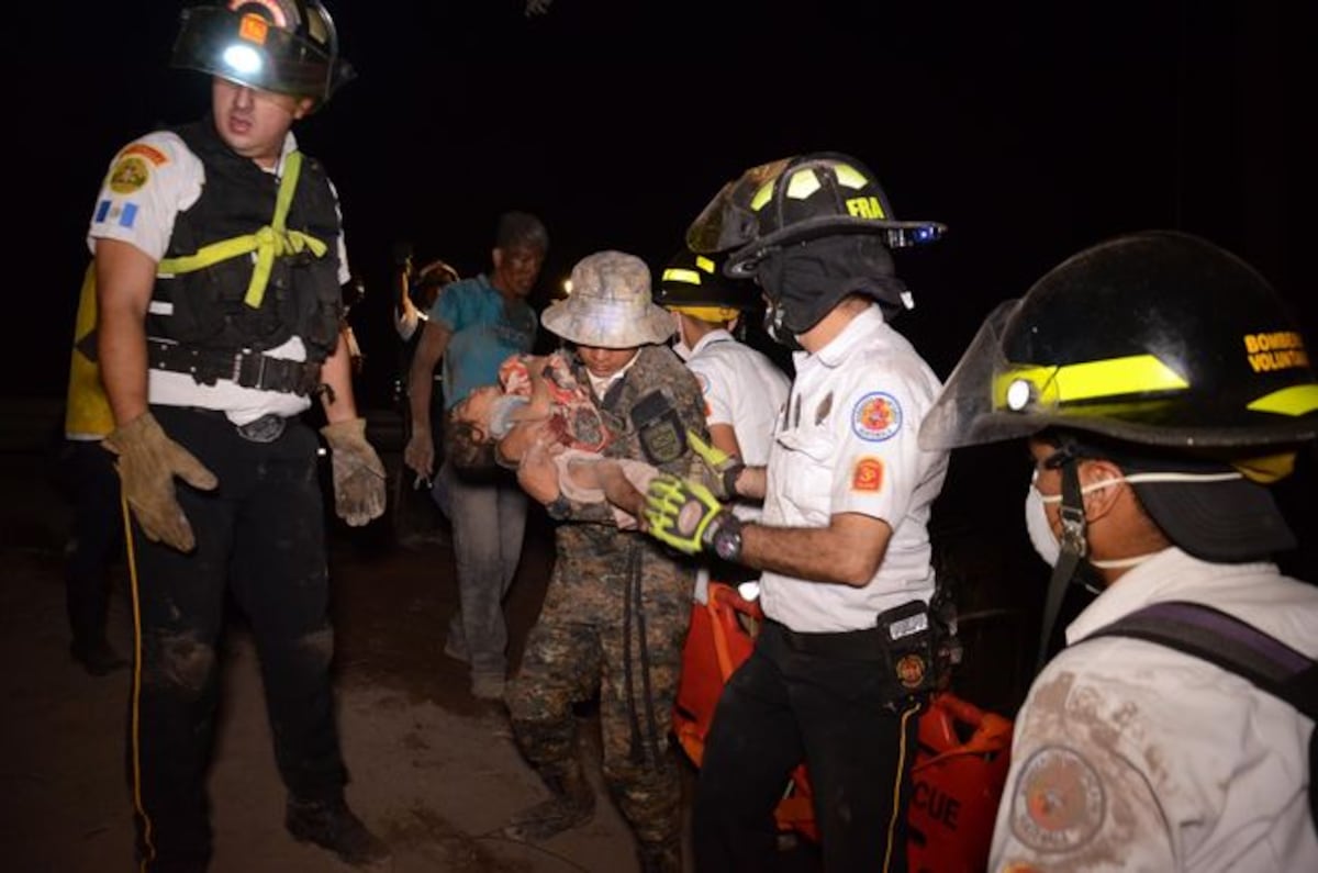 Bebé en Guatemala es rescatada de entre las cenizas tras erupción