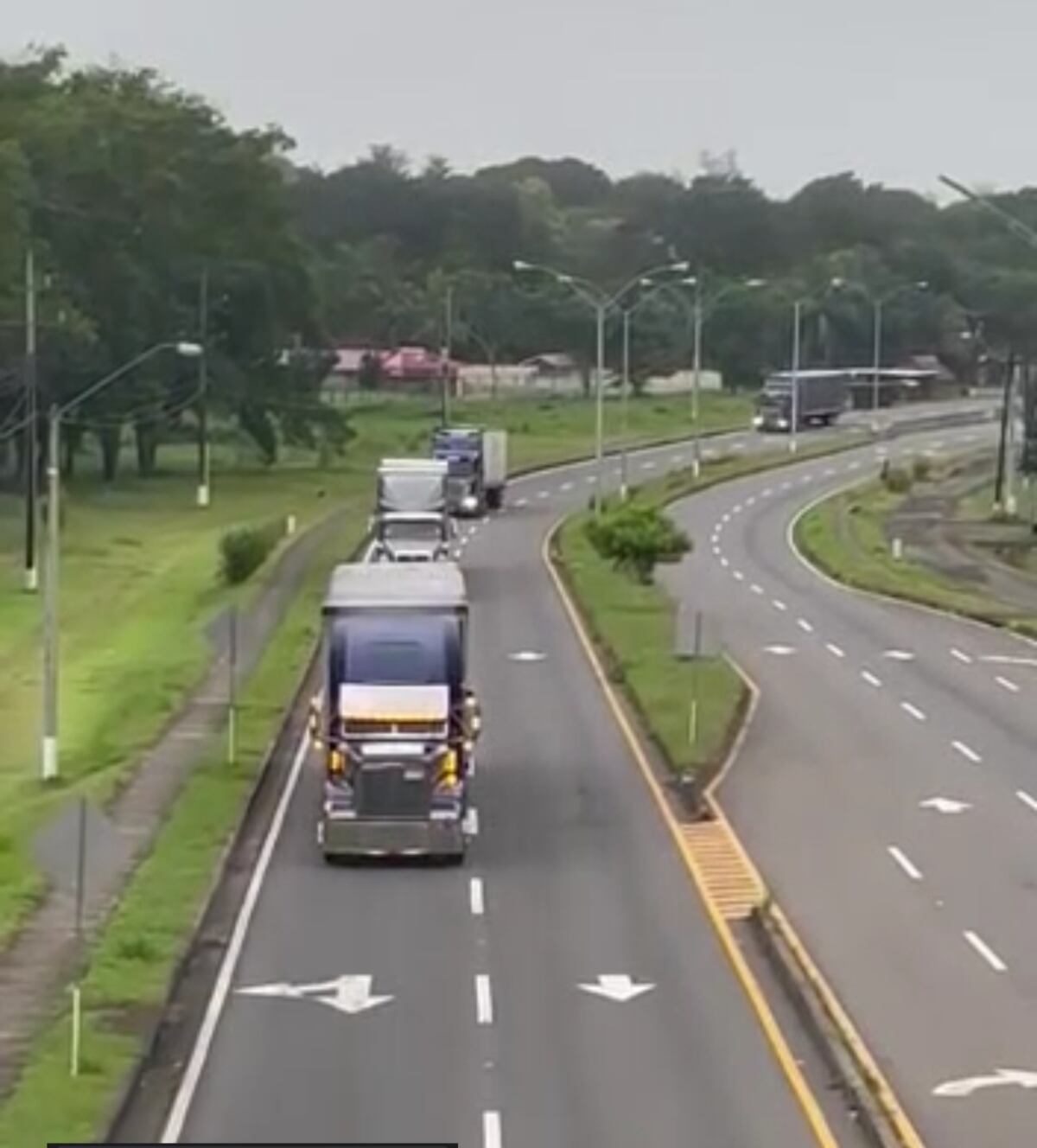 Camiones repletos de alimentos siguen varados en Santiago de Veraguas | Video