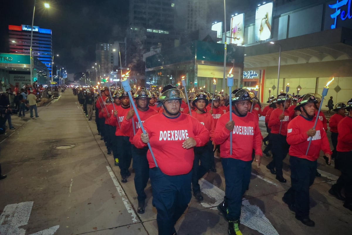 Ciudad brilla con el desfile de antorchas por aniversario de los bomberos