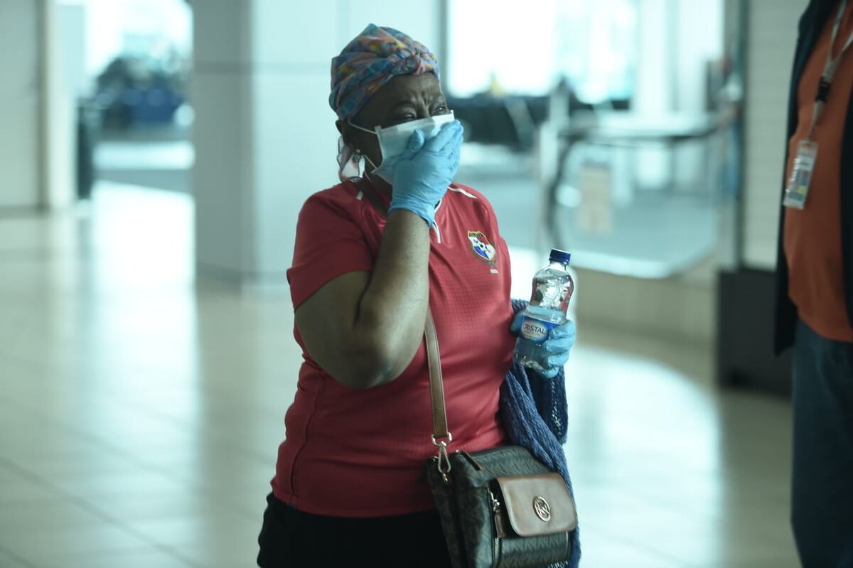 De vuelta a casa. Más de 100 panameños que estaban varados en Colombia llegan al país en vuelo humanitario | Videos