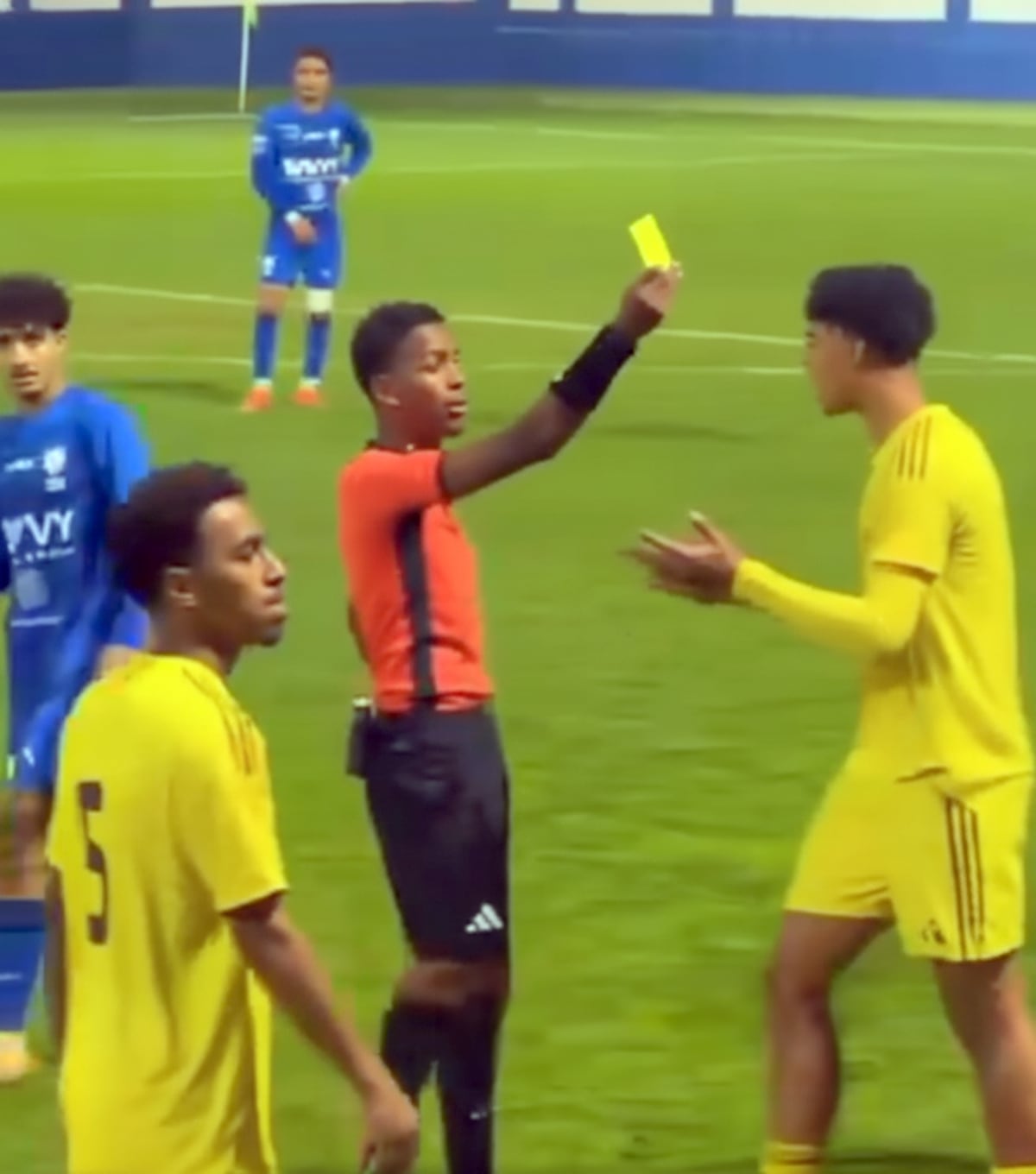 Cristiano Ronaldo Jr. y su berrinche en el derbi juvenil: una lección de temperamento