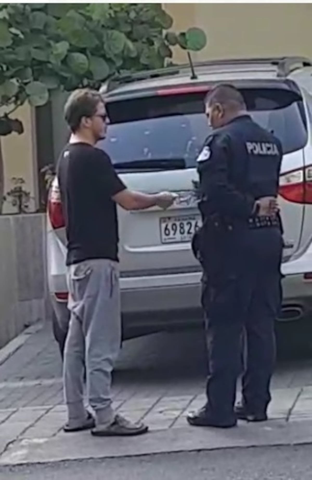 Video viral. Policía hace a conductor recoger basura que tiró a la calle