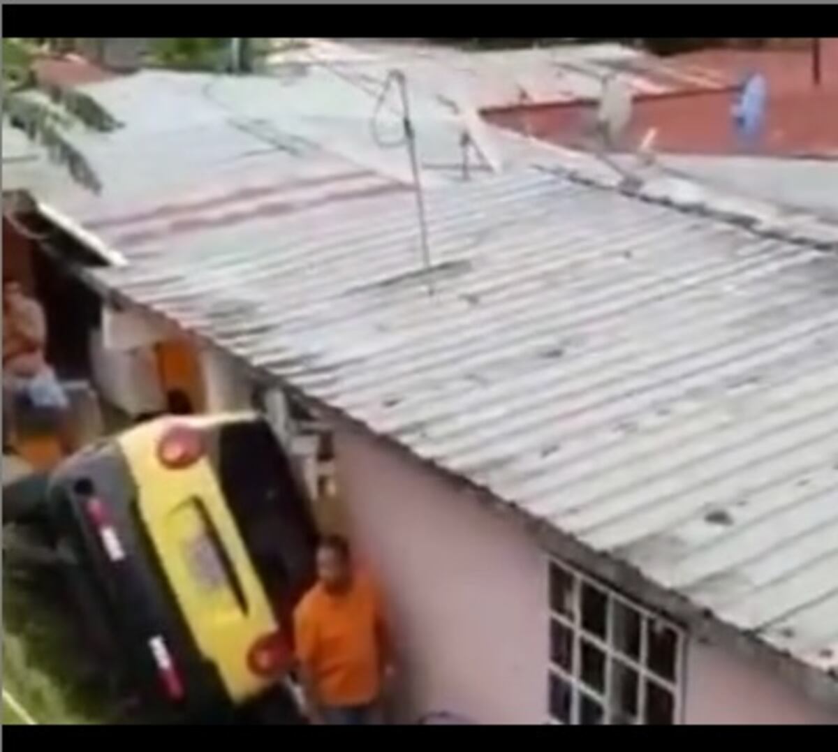 Taxi cae y choca contra una casa en Don Bosco con todo y ocupantes, una mujer y un niño de 5 años. Video