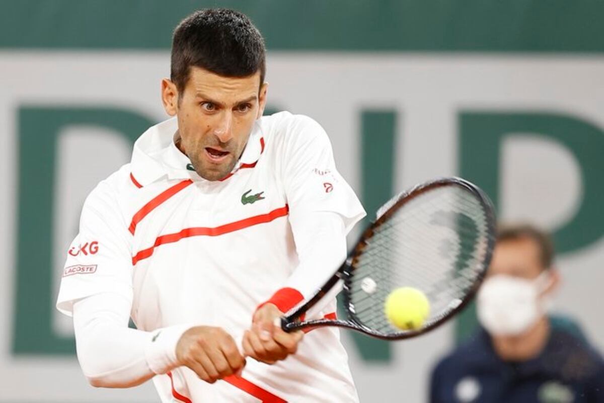 Djokovic debuta en Roland Garros con un triunfo implacable 