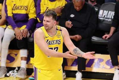 Lakers vencen sin Luka Doncic: Alarma por tendón corva del líder anotador