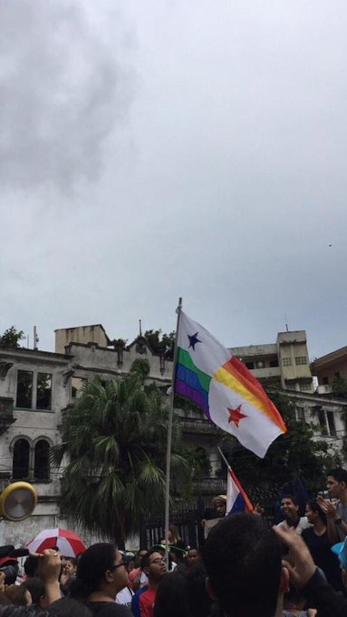 Sujeto que tenía la Bandera de Panamá con los colores arcoíris es llevado al Juez de paz. Videos