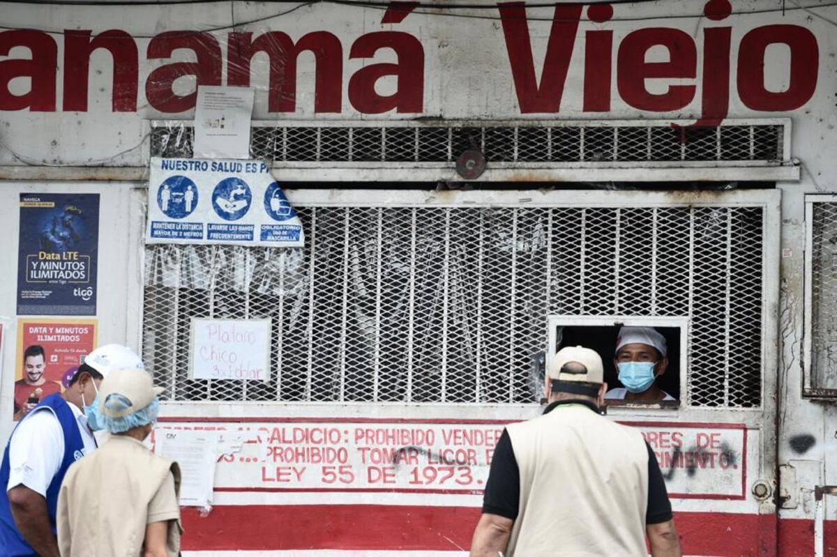 Rebeldía en el cluster. Vive con 27 contagiados pero él pasea feliz y tranquilo. Lo arrestan. Video