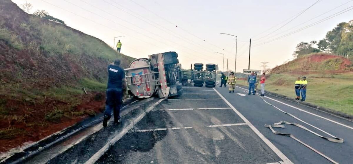 Cisterna cargado de diésel se vuelca en la Autopista Panamá-Colón