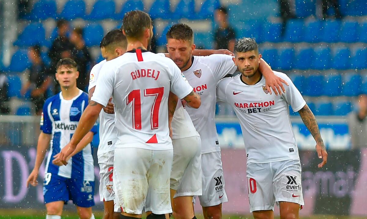 Sevilla supera a Alavés y ocupa la cima de La Liga