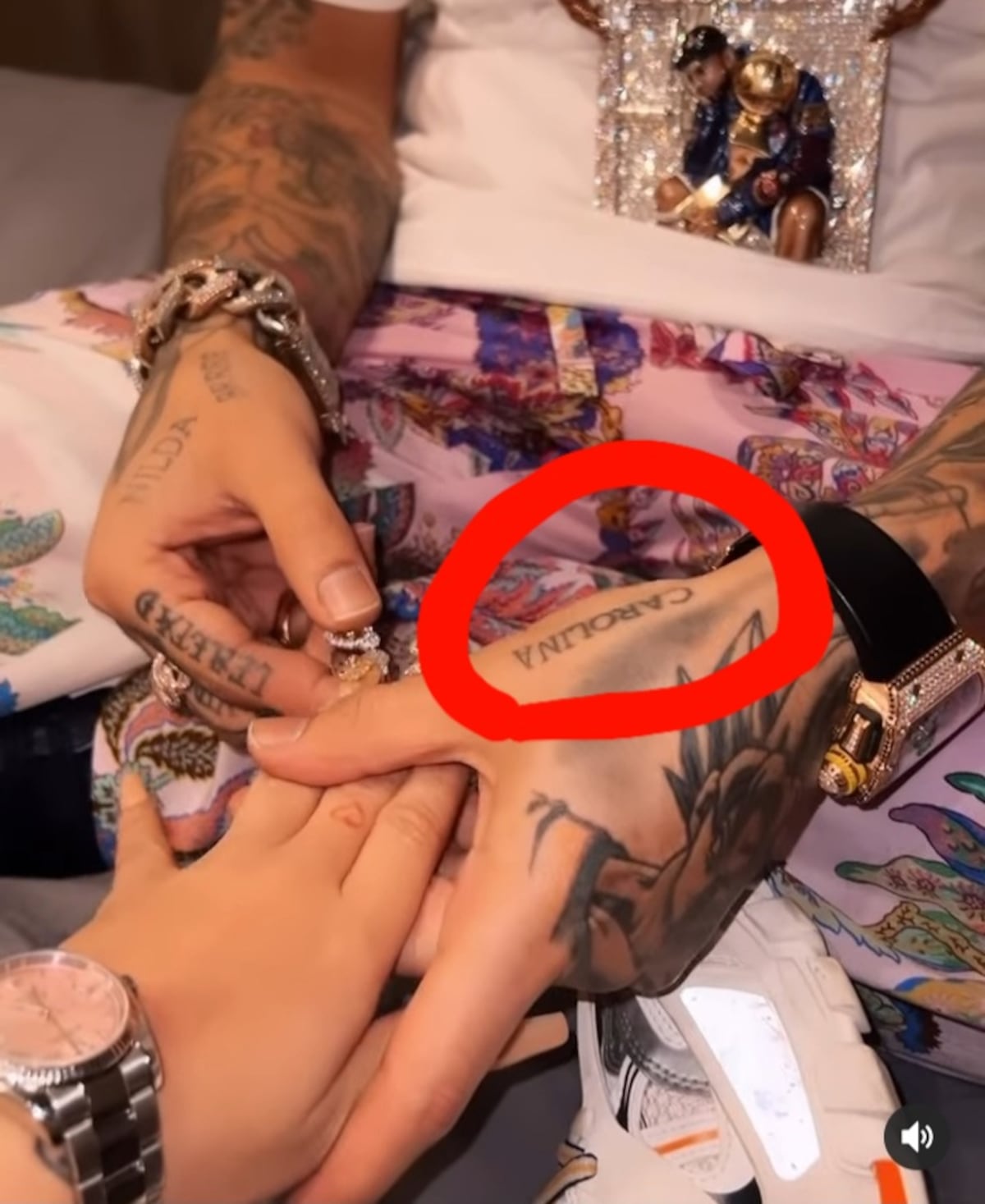 Viene la boda. Anuel le da anillo a Yailín, pero aún no se borra tatuaje de