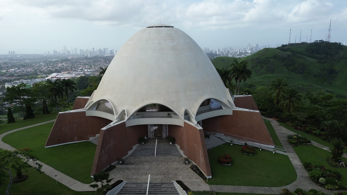 El templo que vigila la capital desde las alturas