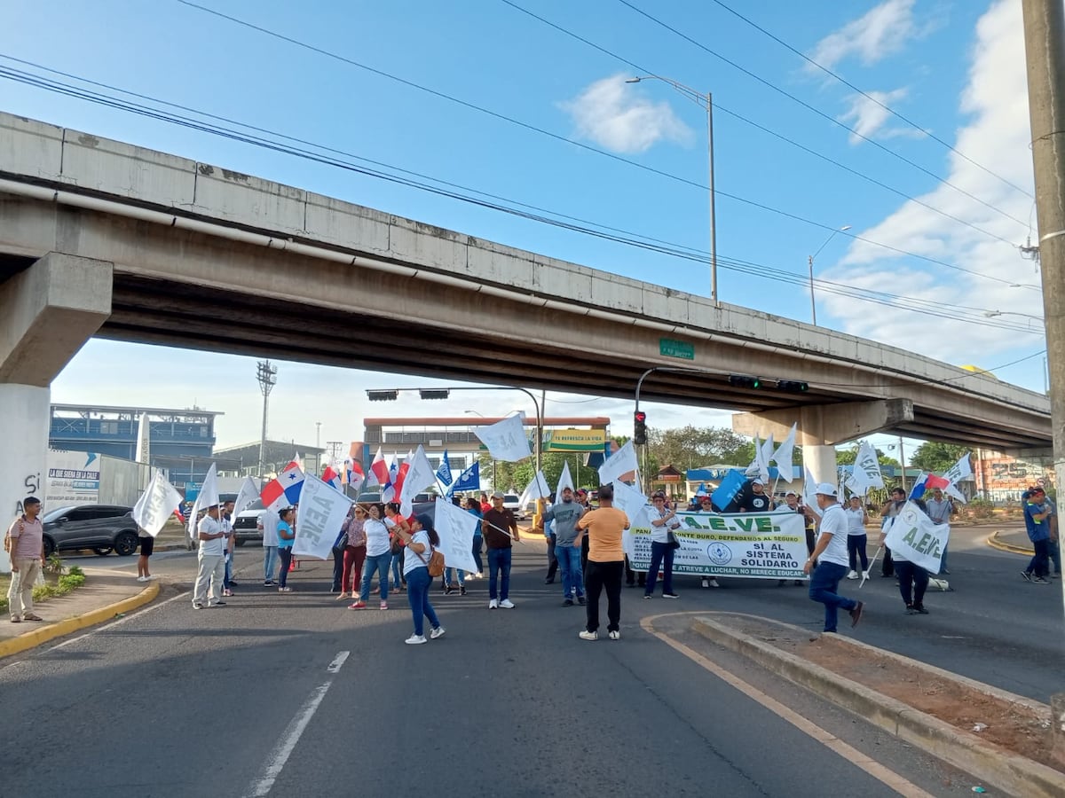 Educadores veragüenses cierran vía