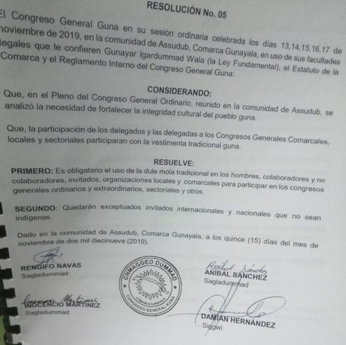 Contradicción. Obligatorio el uso de vestido tradicional, pero no de tapabocas