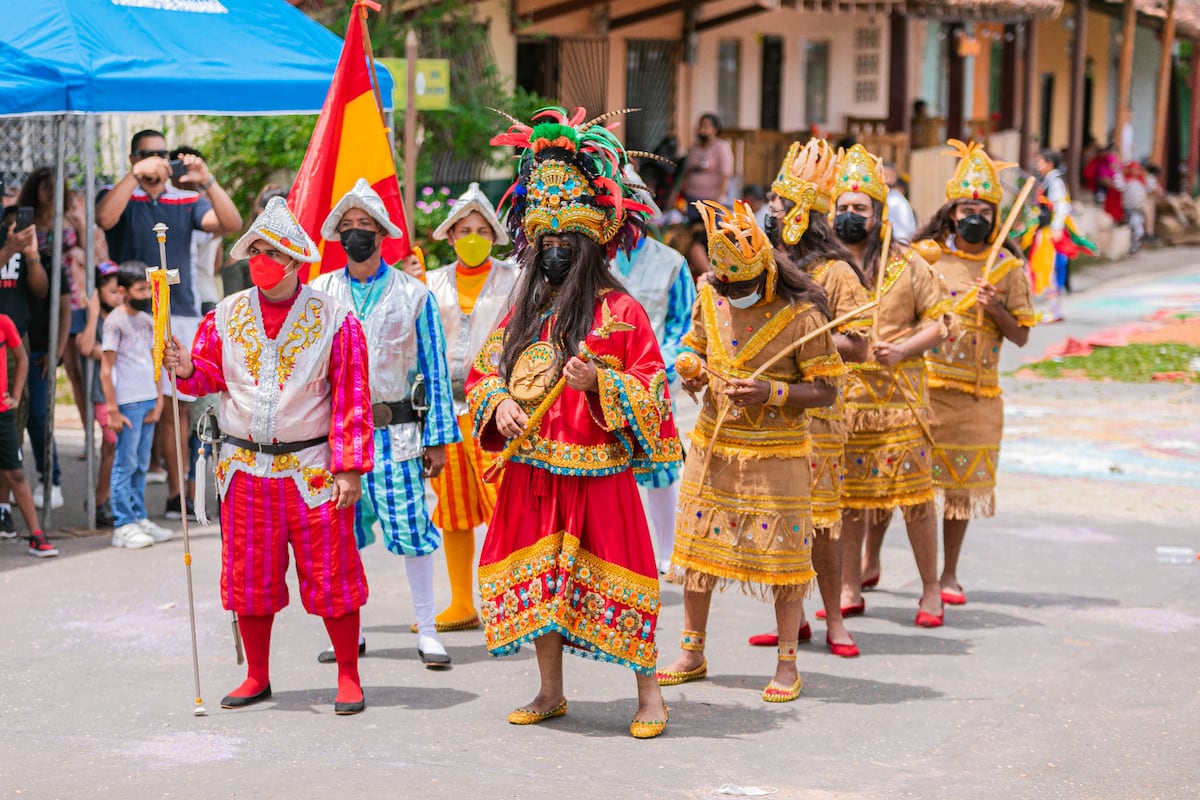 Se alistan para la festividad del Corpus Christi en Parita, provincia de Herrera