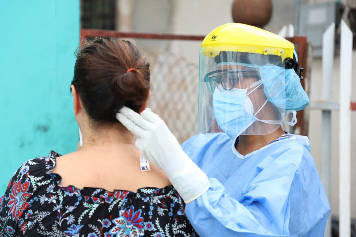 Van casa por casa en busca de casos sospechosos de covid-19 en Ciudad Vacamonte