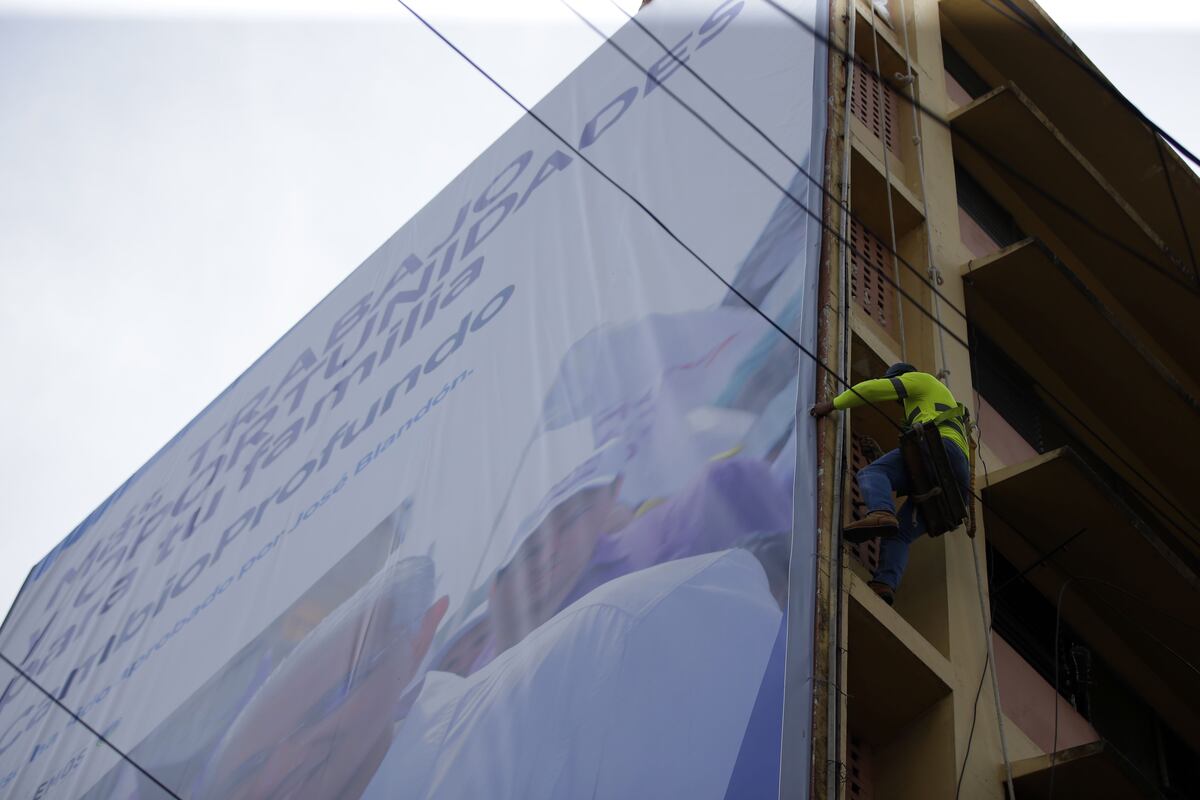 Propaganda electoral colocada en las paredes de edificios altos tiene que ser removida