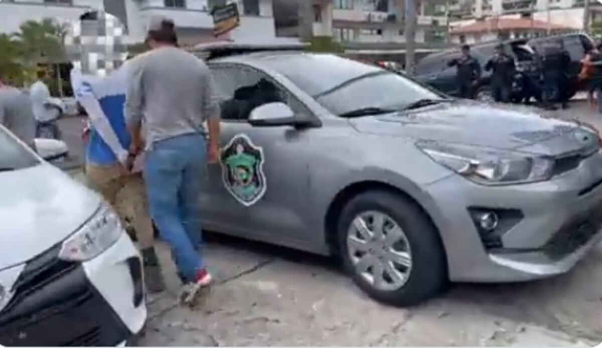 Un hombre agredió físicamente a dos mujeres en una pensión en Calidonia. Video