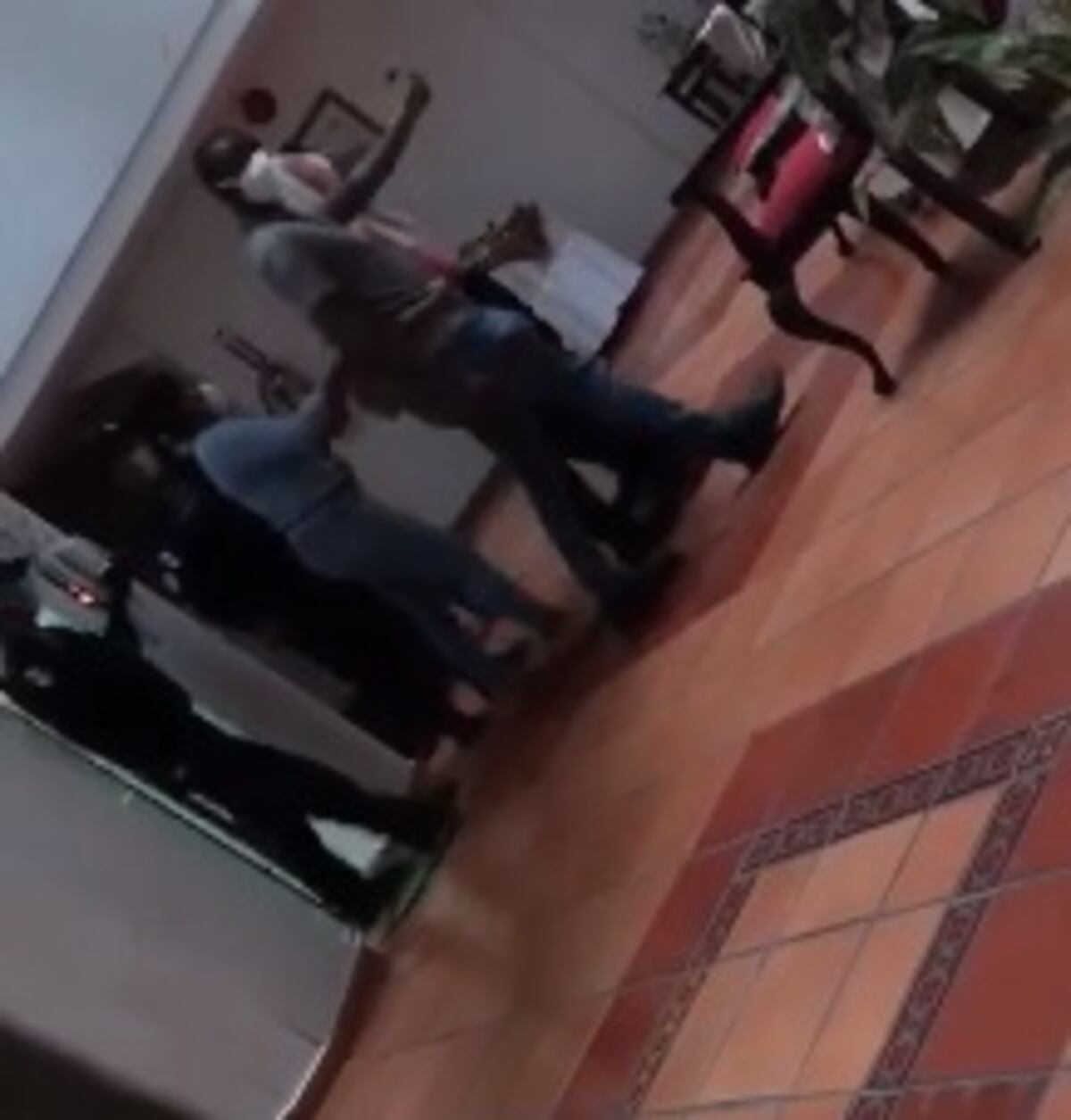 Filtran video cuando se llevan detenida a la que presuntamente descuartizó a una profesora en Campo Lindbergh