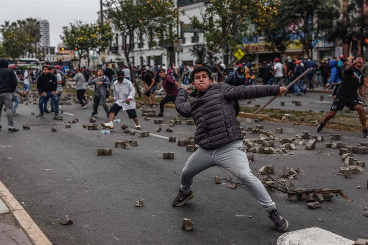 Muere una persona en Perú durante protestas por adelanto de elecciones