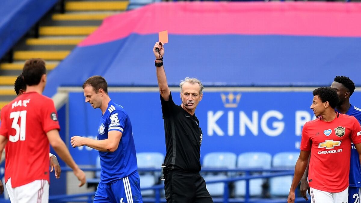 En Inglaterra expulsarán a los jugadores que tosan estando en la cancha