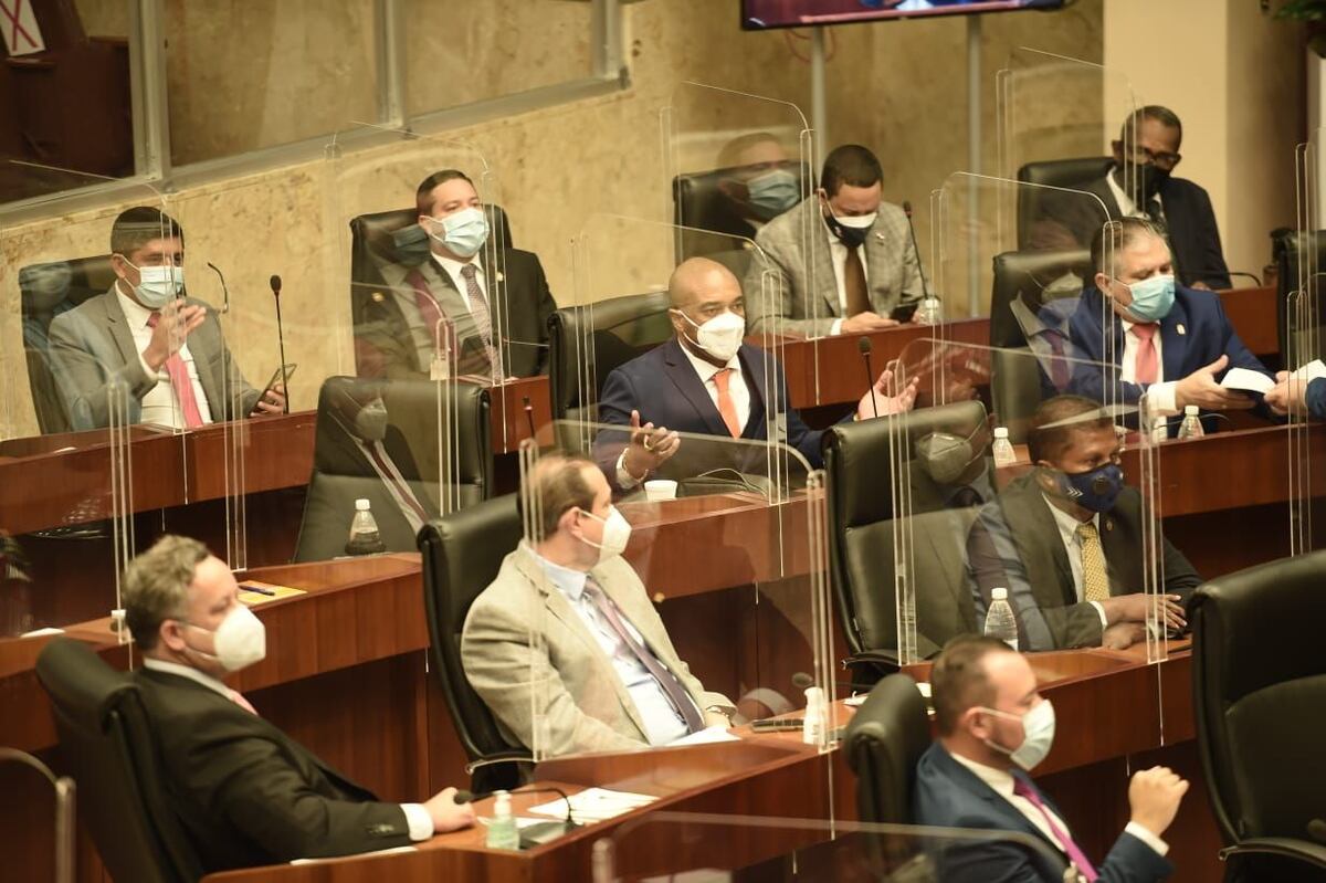 Discusión enardecida. ‘Bolota’ Salazar colma a Saúl Méndez. Diputados reaccionan. Video