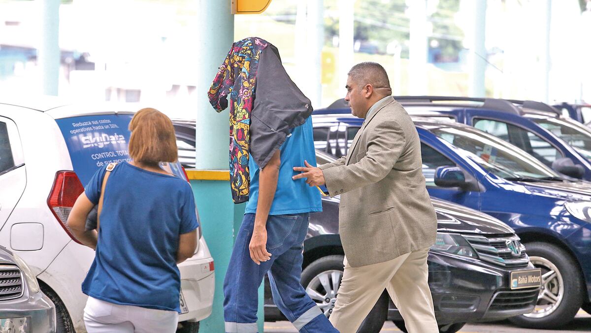 Padres de la pequeña que murió por asfixia en un carro estacionado se abrazaron y lloraron tras audiencia