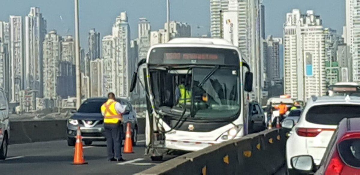 Tragedia. Sedán vive un infierno en pleno Jueves Santo. Bus lo choca y arde en llamas