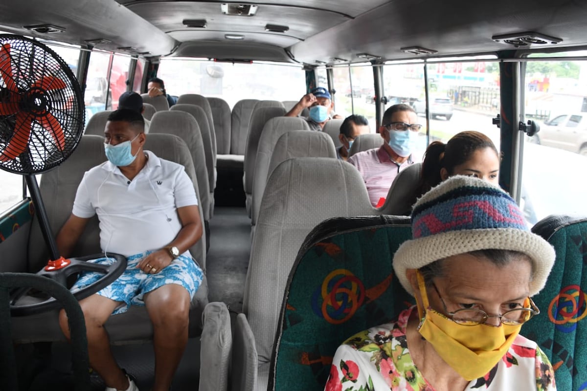 Así es como debe sentarse en los buses del transporte público de ahora en adelante. Fotos