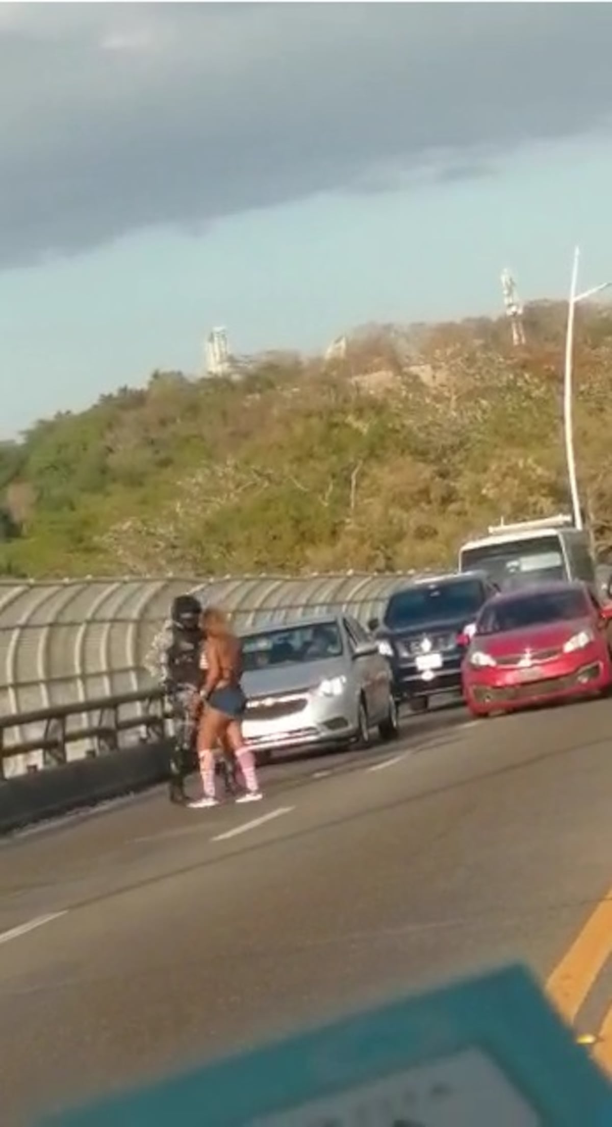 Por ‘viva’. Condenan a mujer que se despojó de un arma lanzándola por el Puente de las Américas. Video