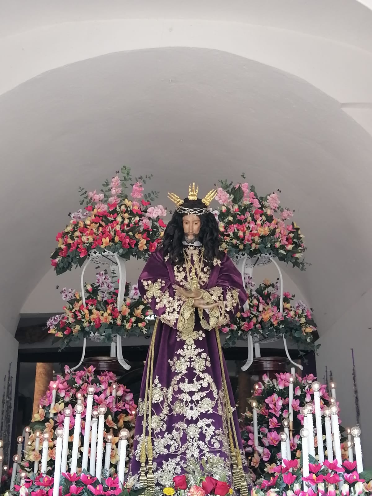 Esperan milagros. Peregrinos llegan a ver el Cristo de Atalaya y algo más. + Fotos