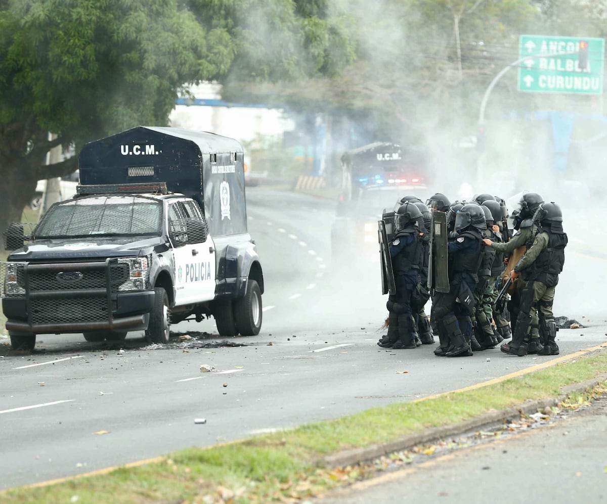 Polémica en la Universidad por un Policía que dispara al aire durante protesta estudiantil