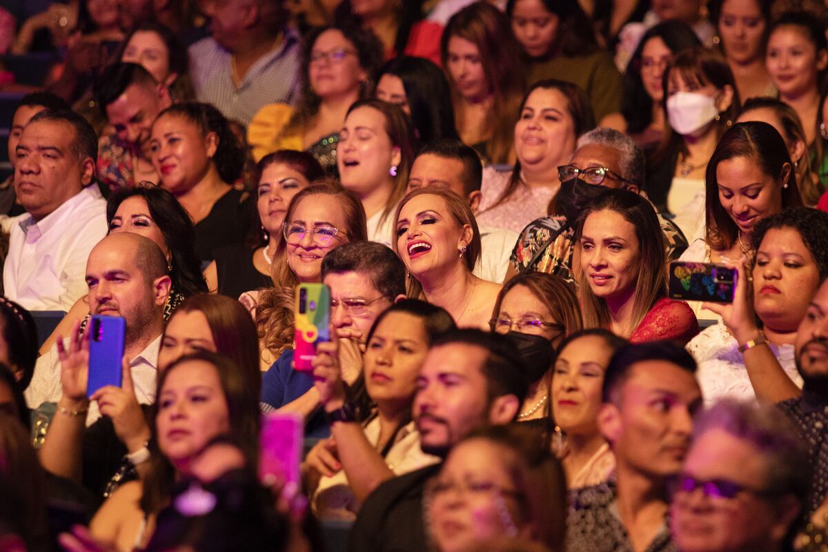 Repleto. La mujer de ‘El hombre que yo amo’ llenó el Teatro Anayansi.  Videos + Fotos