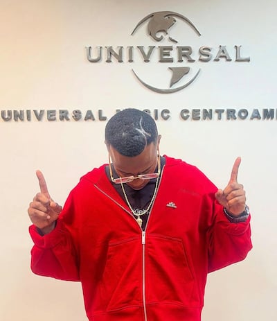 ¡Gloria a Dios! El Barbel firma con Universal Music Centroamérica tras meses de polémicas y procesos legales: ‘Sueños millonarios’