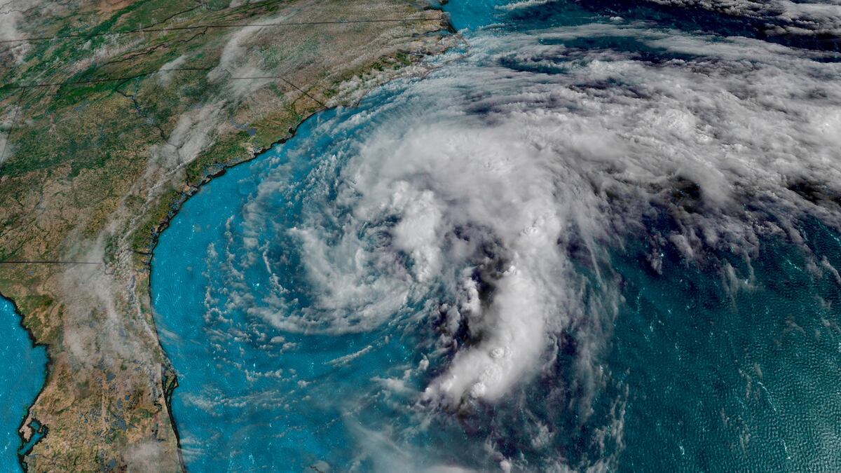 La tormenta Arthur llega con mayor potencia a las costas de Carolina del Norte