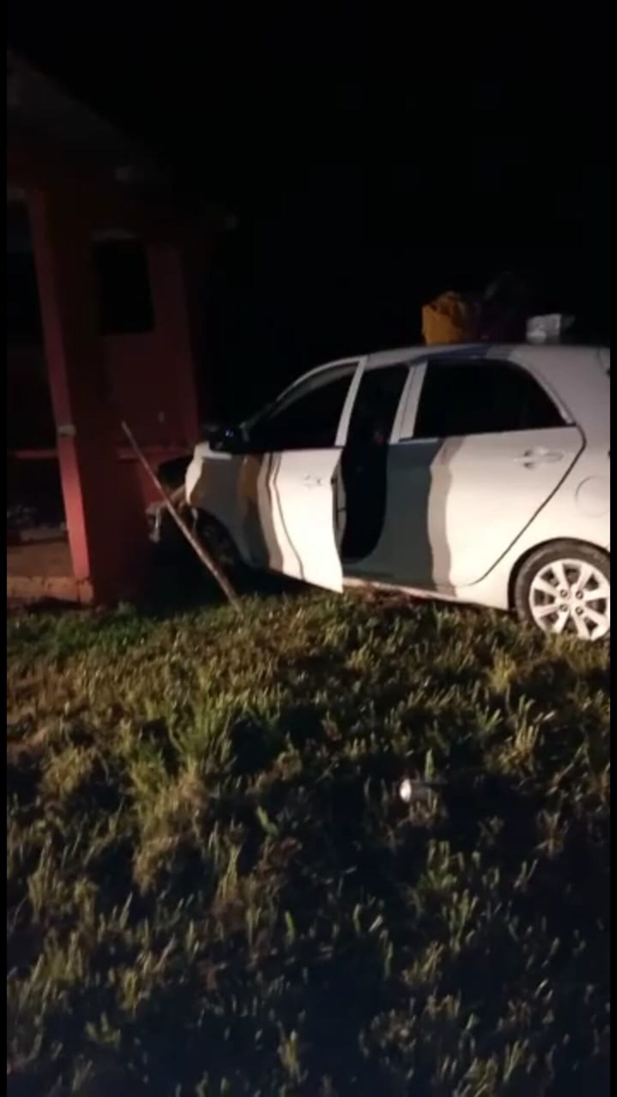 Víctima fatal. Auto se choca frente a una caseta de autobuses en La Pintada 