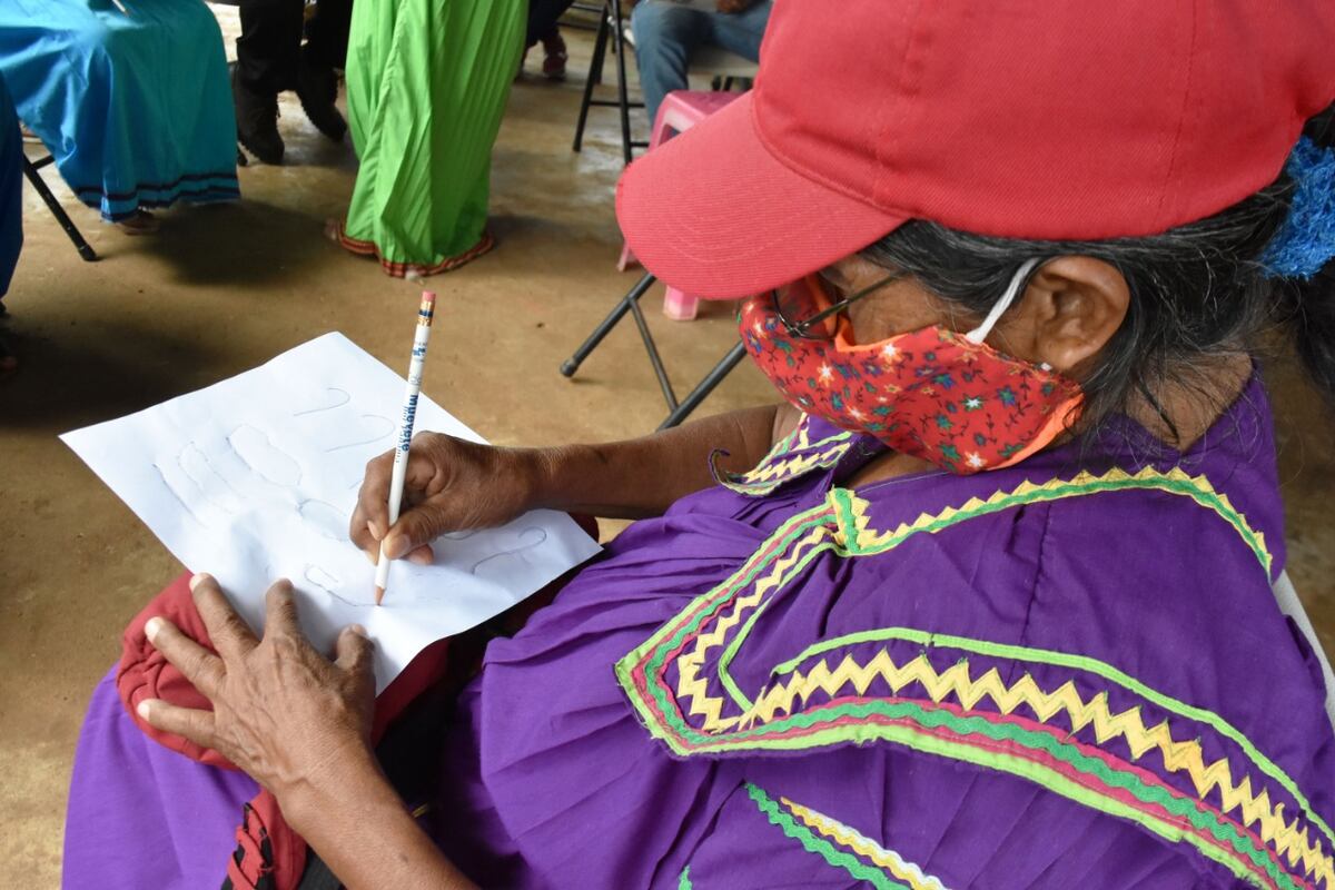 Más de 800 adultos panameños aprendieron a leer y escribir el tiempo de pandemia 