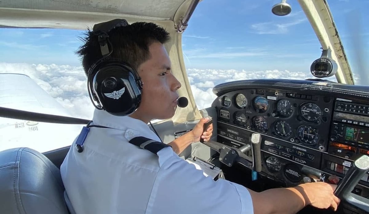 Luis Ángel Marcuci, el primer piloto ngäbe, le tiene un mensaje a los niños y jóvenes