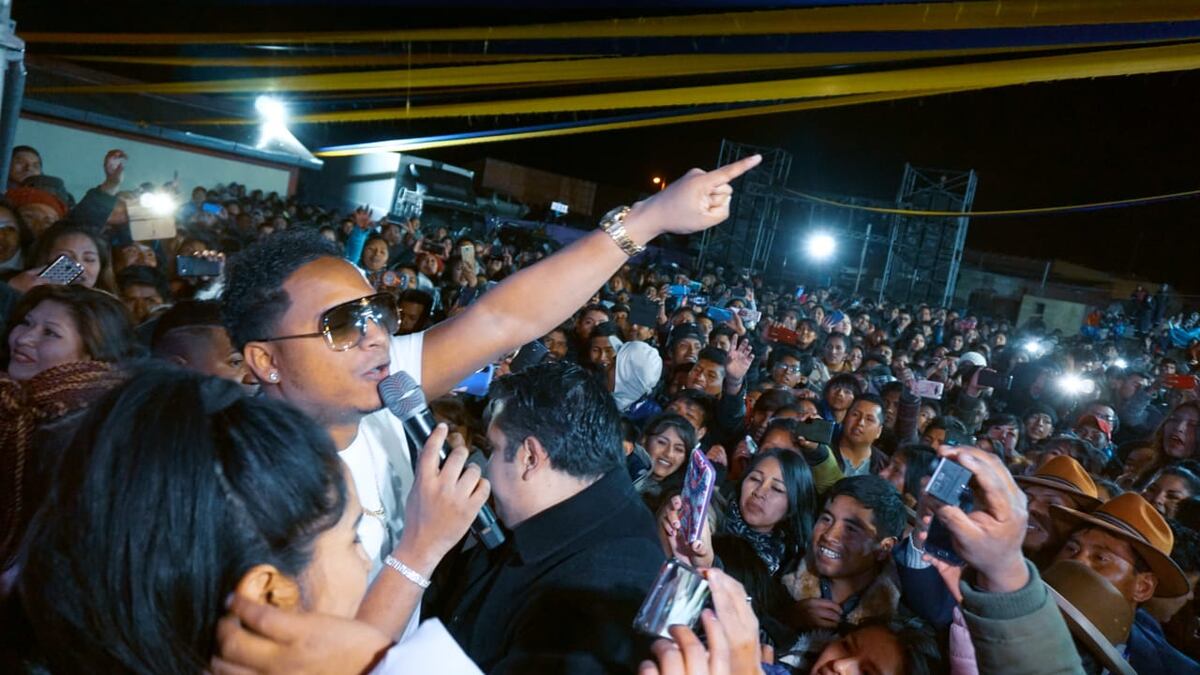 Con sobredosis de ‘flow’, Eddy Lover calienta al público boliviano