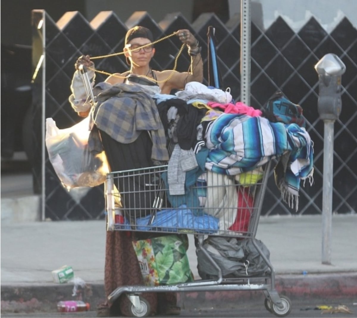 De Hollywood a buscar comida en la calle para sobrevivir: La desgarradora historia de Loni Willison