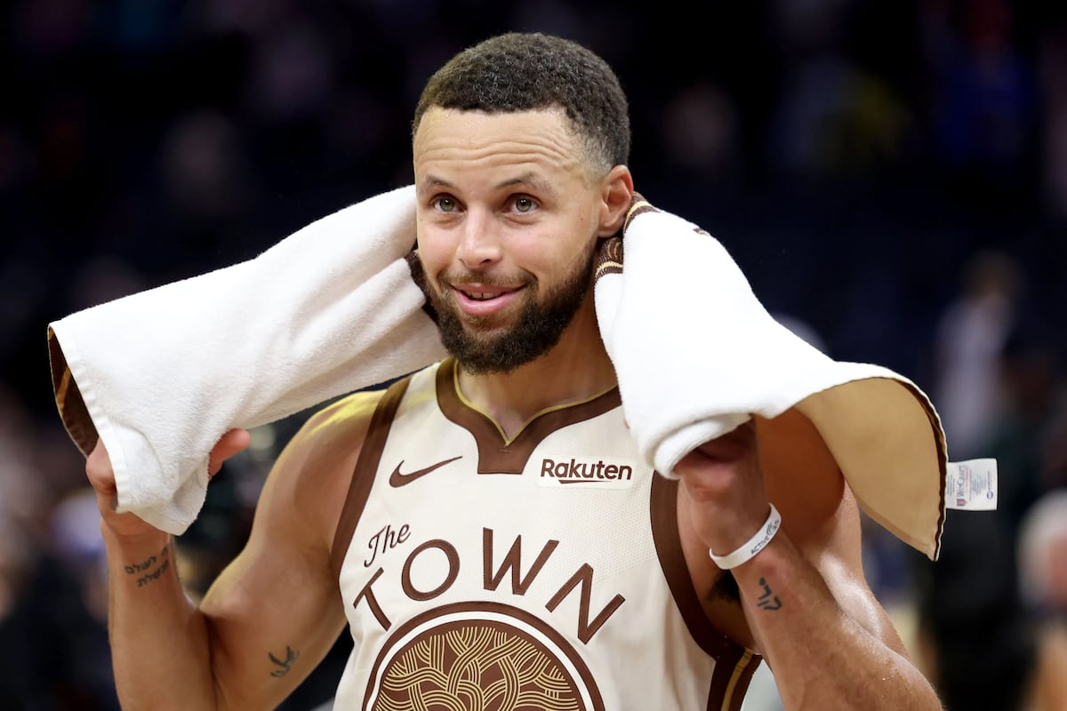 Curry pone a los Warriors por encima del dinero