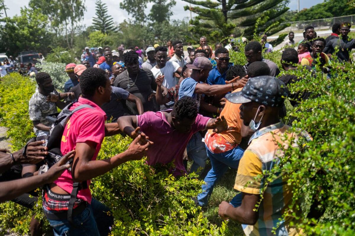 Indignación en Haití. Saquearon camiones que transportaban ayuda humanitaria en una carretera del país caribeño