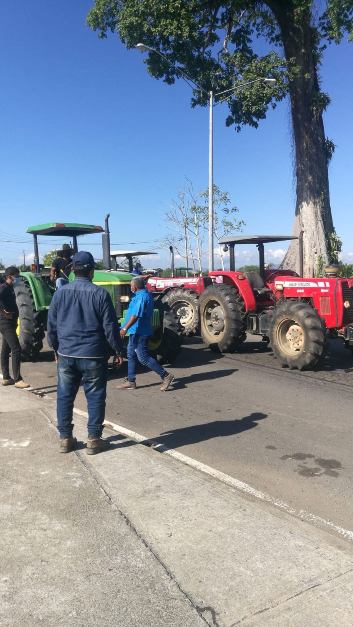 Impiden paso a productores chiricanos en zona fronteriza de Cuervito