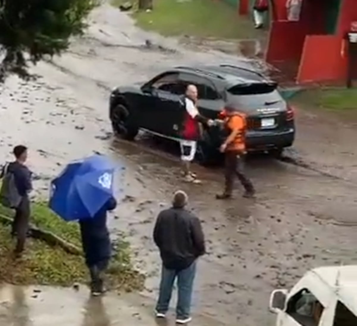 Hombre golpea a voluntario de Sinaproc. Video